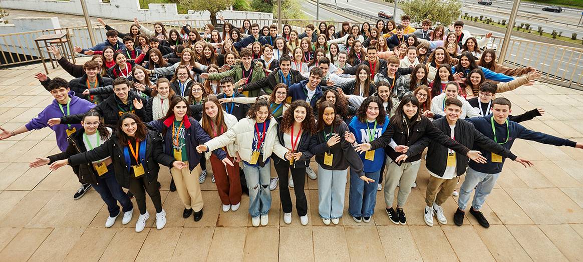 Foto de familia de un grupo de estudiantes beneficiarios del Programa de Becas puesto en marcha por la Fundación Amancio Ortega en 2010.