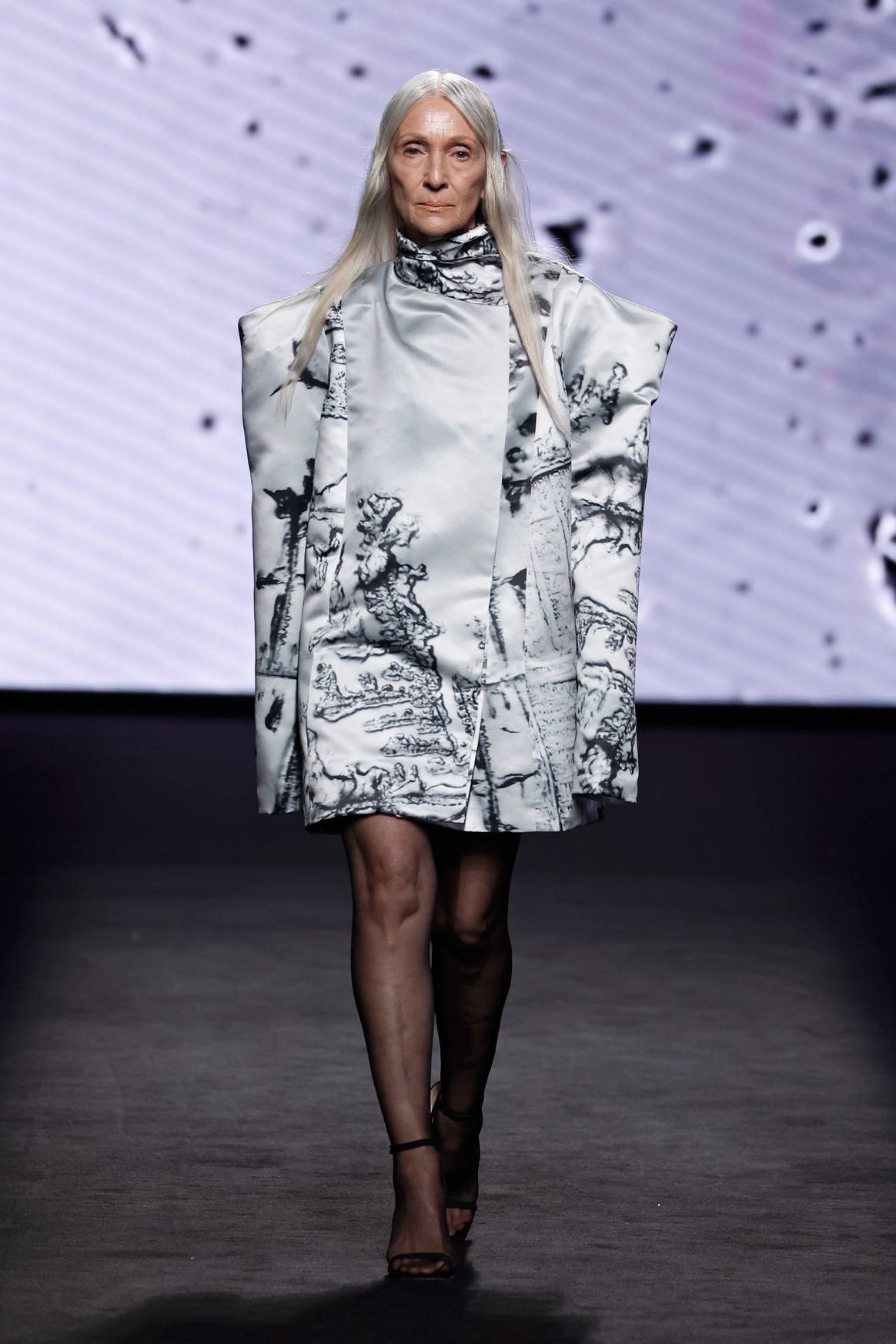 Pino Montesdeoca desfilando para De la Cierva & Nicolás en la edición de septiembre 2024 de MBFW Madrid.