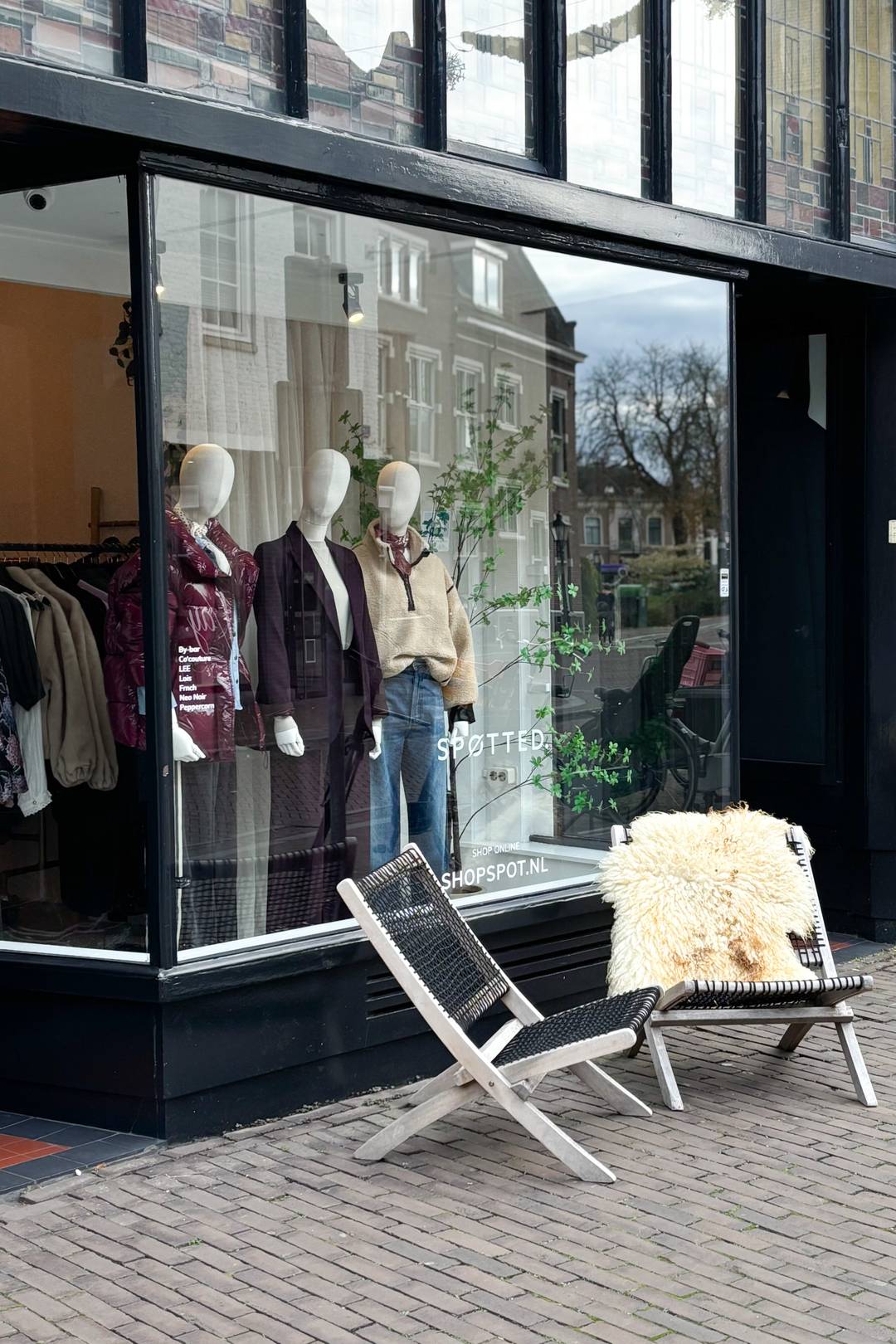 Bij Spøtted geeft de stijlvolle etalage een eerste indruk van de zorgvuldig geselecteerde merken en de persoonlijke aanpak van eigenaresse Jessica Bouwman.