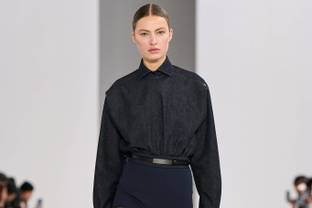 Max Mara: le giacche dalle spalle squadrate e strette definiscono la silhouette 