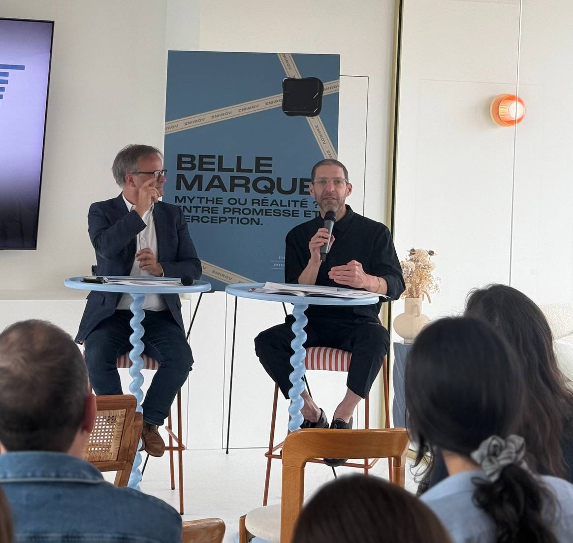À gauche, François Miquet-Marty, président de Via Voice et à droite, le sémiologue franco-italien, Luca Marchetti, à Paris le 21 mai, lors de la présentation de l'étude sur « les belles marques ».