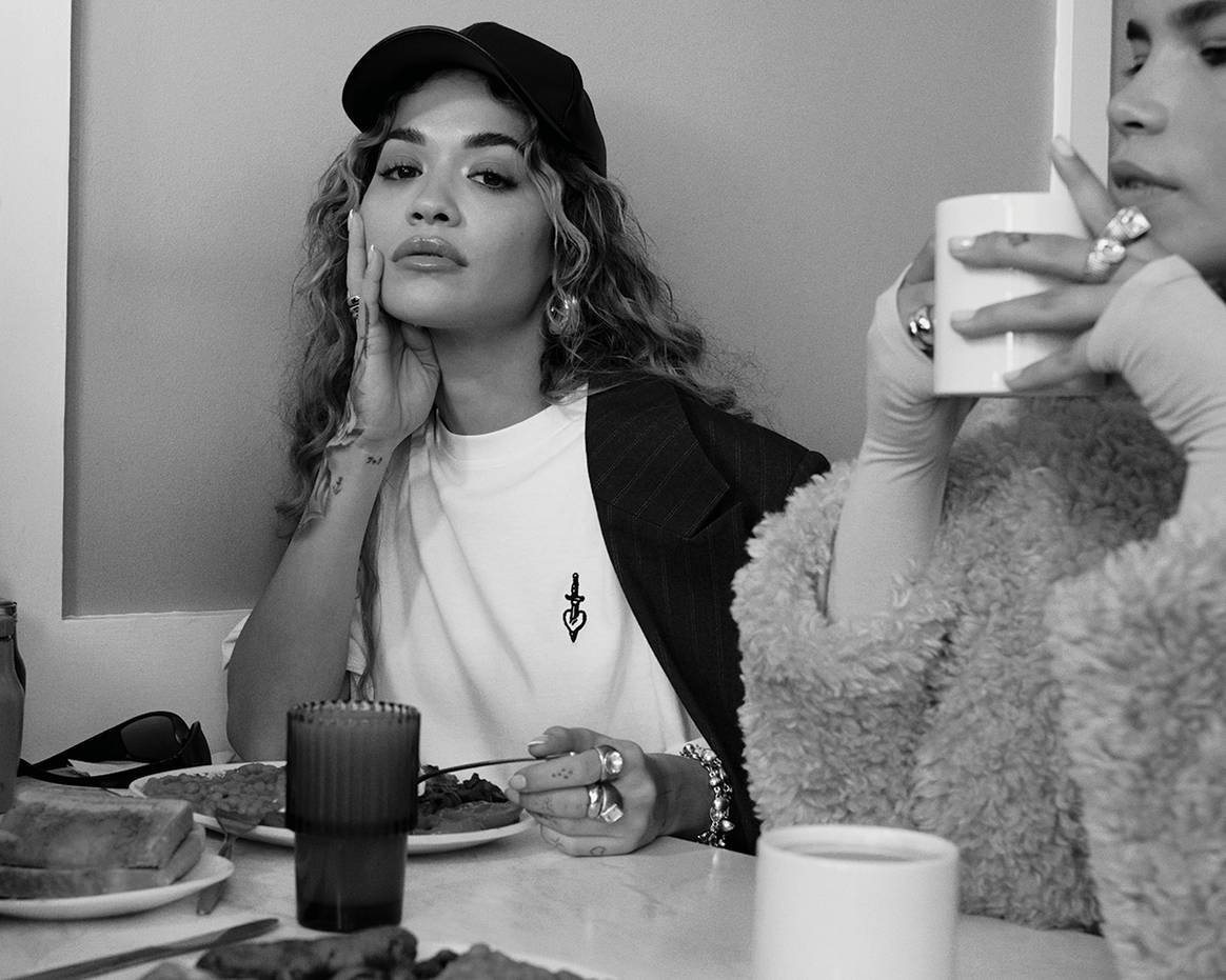 Rita Ora en una imagen de campaña por el lanzamiento de la primera colección colaborativa “Rita Ora x Primark”.