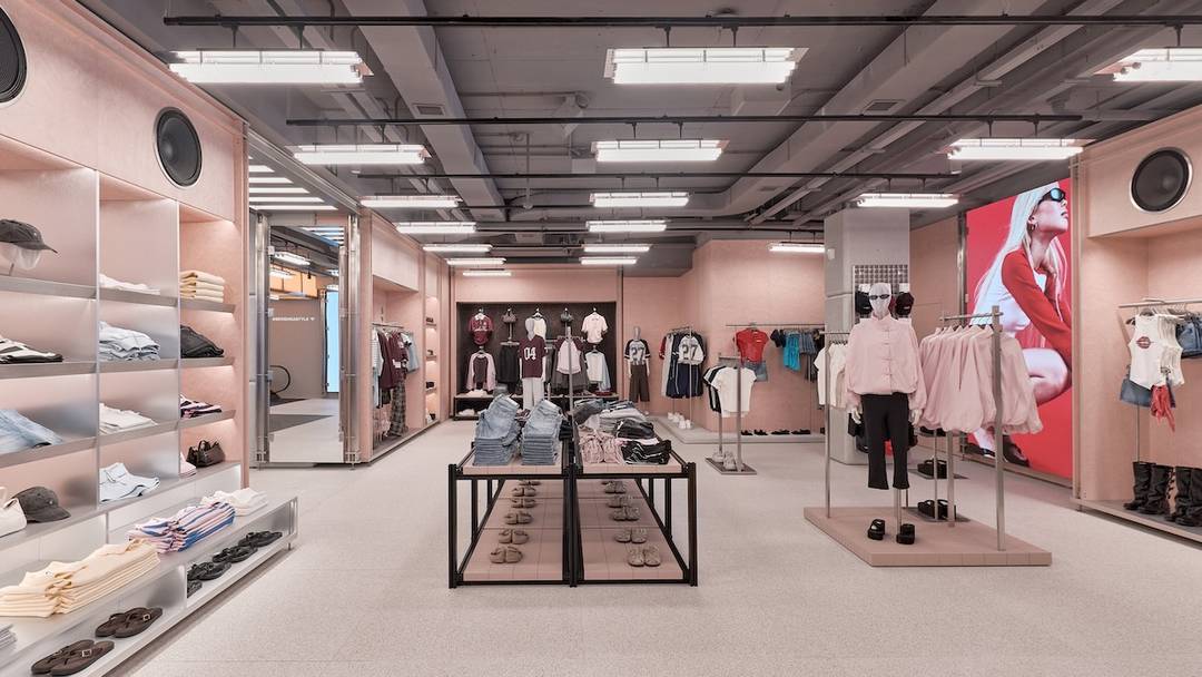 Tienda de Bershka en la plaza de Lugo de La Coruña (España).