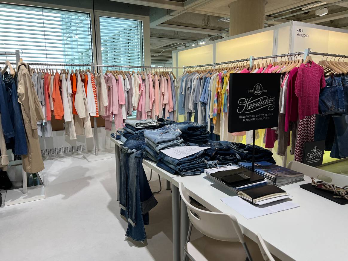 Bei Herrlicher gibt es neben dem Bestseller Jeans viel Farbe in der Kollektion. Bild: FashionUnited