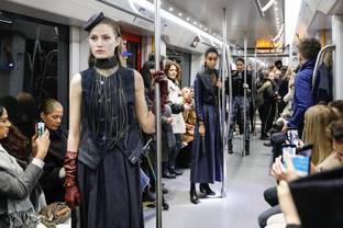 Nietsvermoedende reizigers verrast met G-Star Raw show in Amsterdamse metro