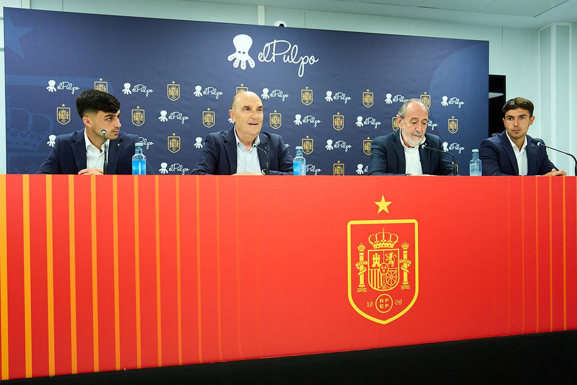 Acto de presentación de El Pulpo como “sastre” de la Selección Española Masculina de Fútbol.
