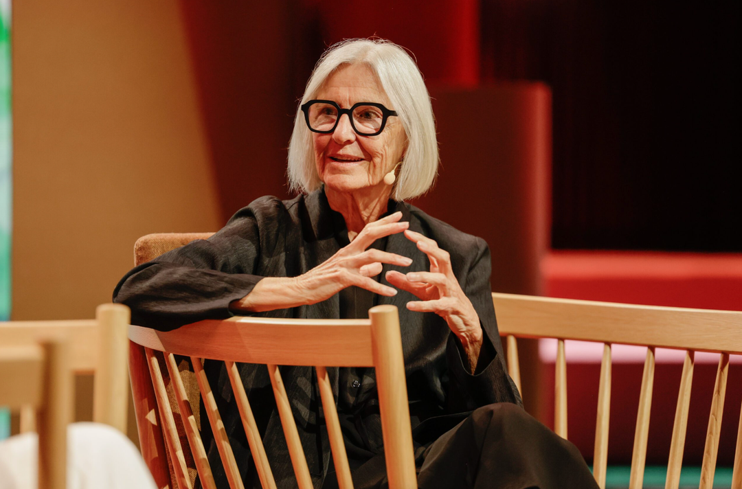 Eileen Fisher, de peettante van slow fashion, die veertig jaar geleden haar gelijknamige merk lanceerde, waarschuwde dat we moeten blijven leren.