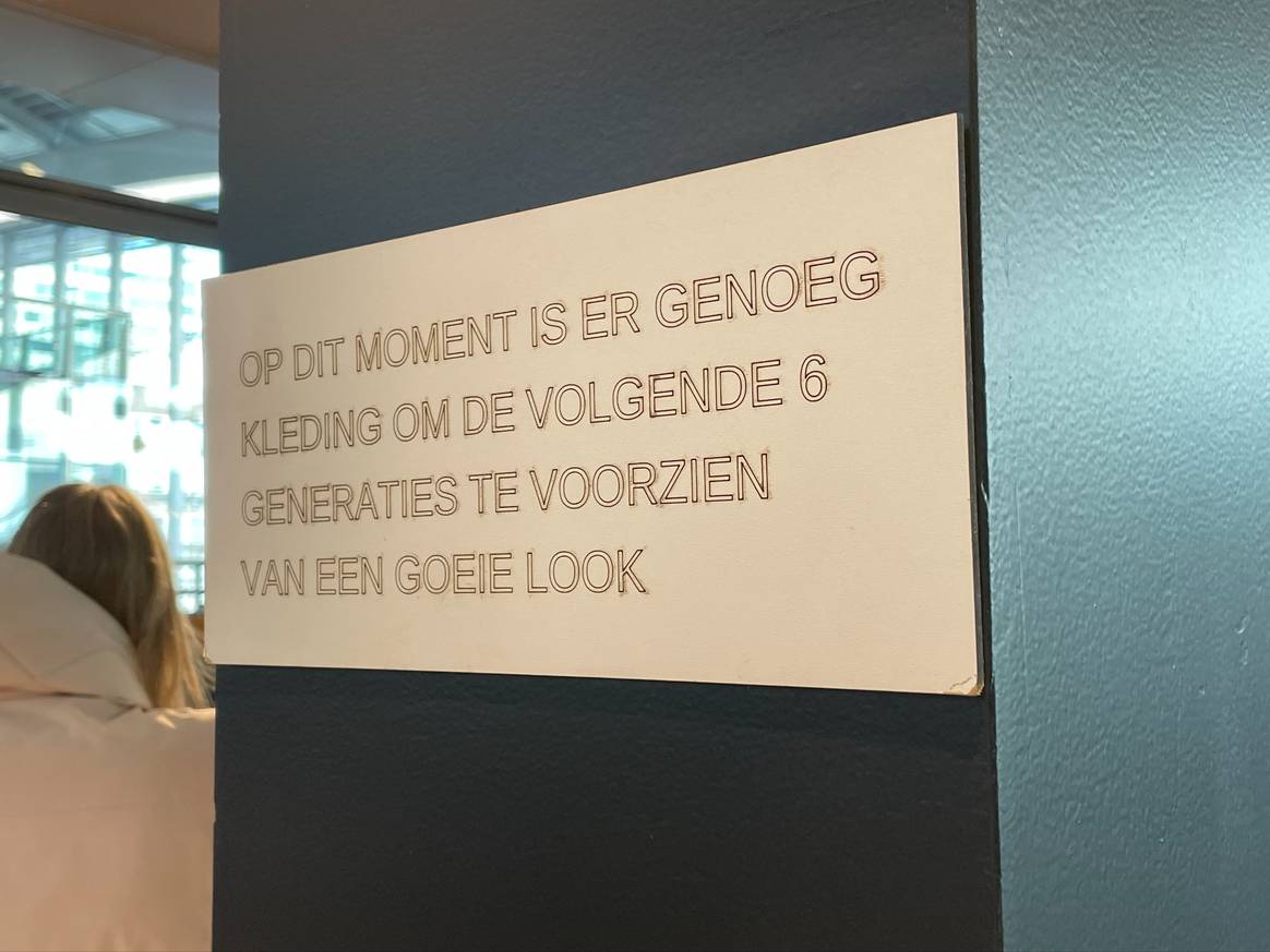 Een van de vele stukken van informatie in de winkel.