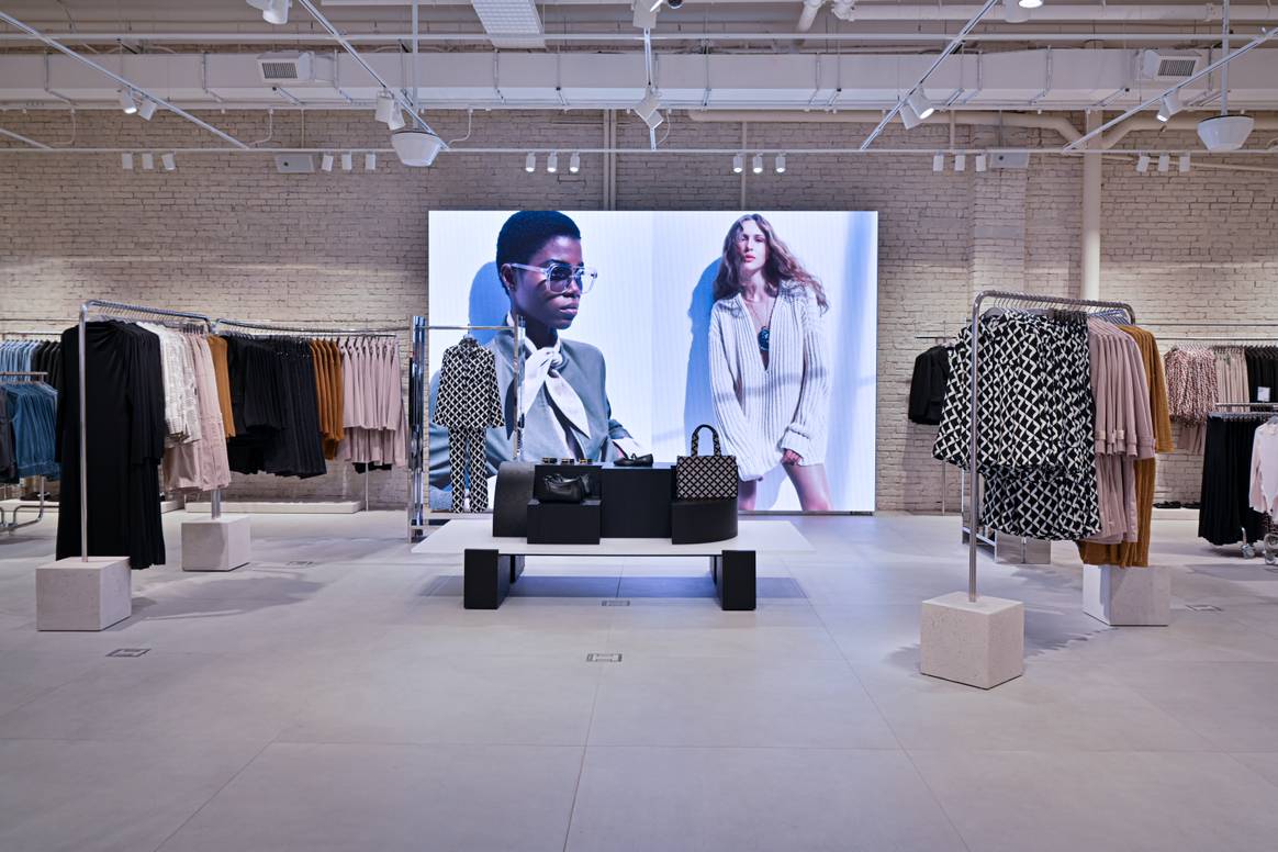 Beeld ter illustratie van de verleiding van leuke trendkleding. Beeld: H&M in Soho NY
