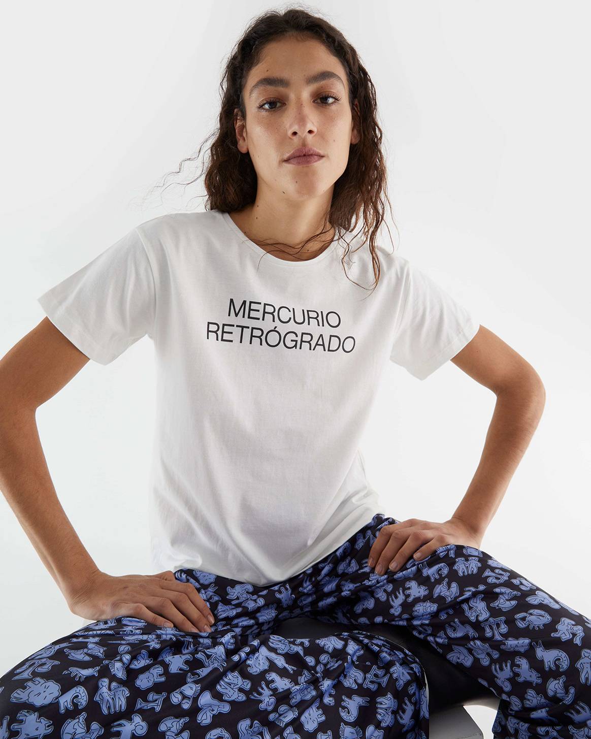 Camiseta básica estampada. PVP: 22,95 euros Pantalón fluido elástico. PVP: 49,95 euros