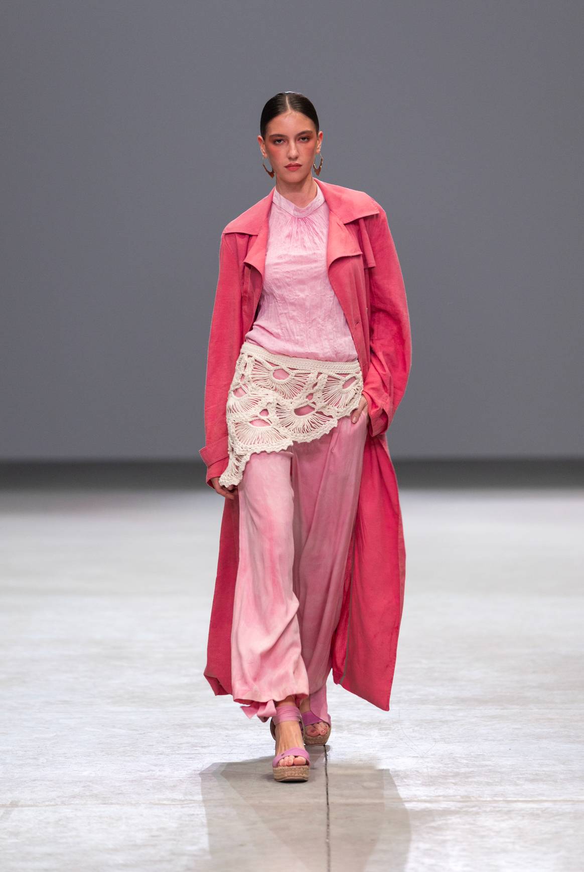 El calzado dio un toque especial a la colección, con alpargatas rosas y negras.