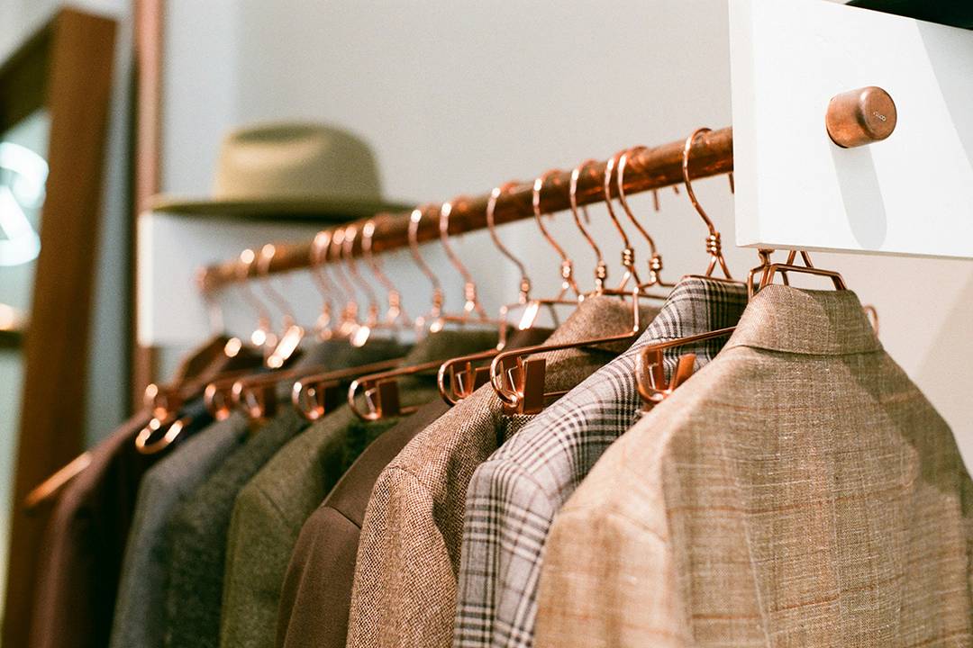 Interior de una tienda de ropa.