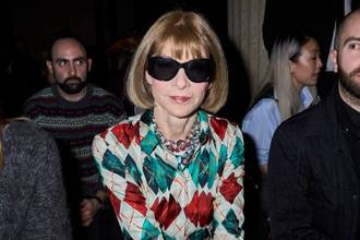 Anna Wintour recibe condecoración en Buckingham y descarta jubilarse