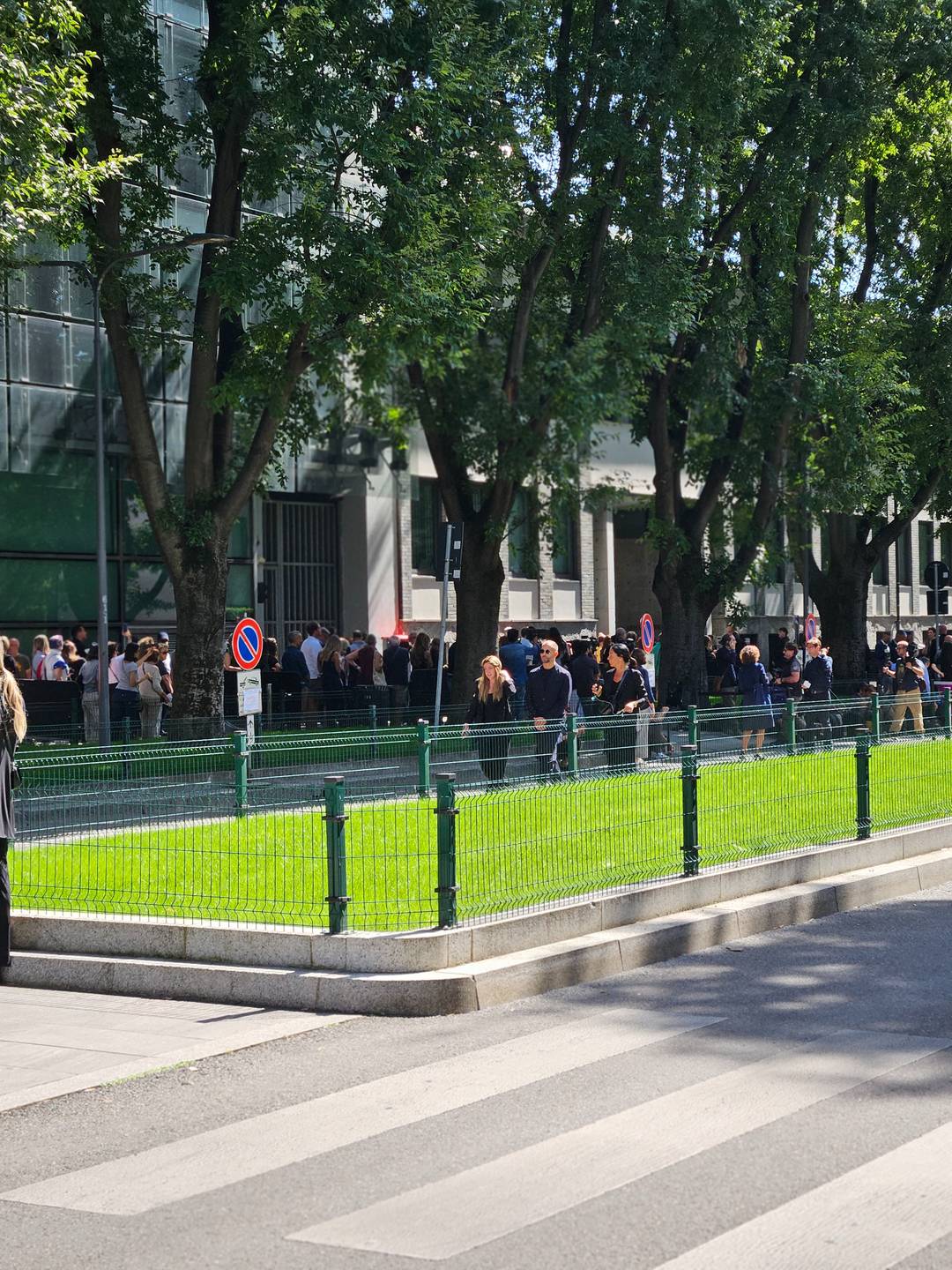 La lunga e composta fila di persone, sabato, fuori dall'Armani Teatro, per dare l'ultimo saluto ad Armani