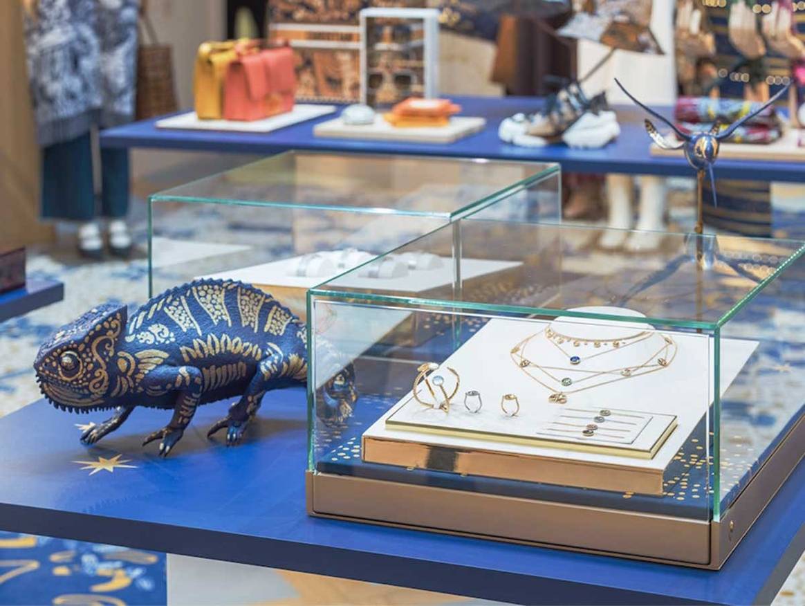 Dior célèbre noël dans sa boutique des Champs Élysées