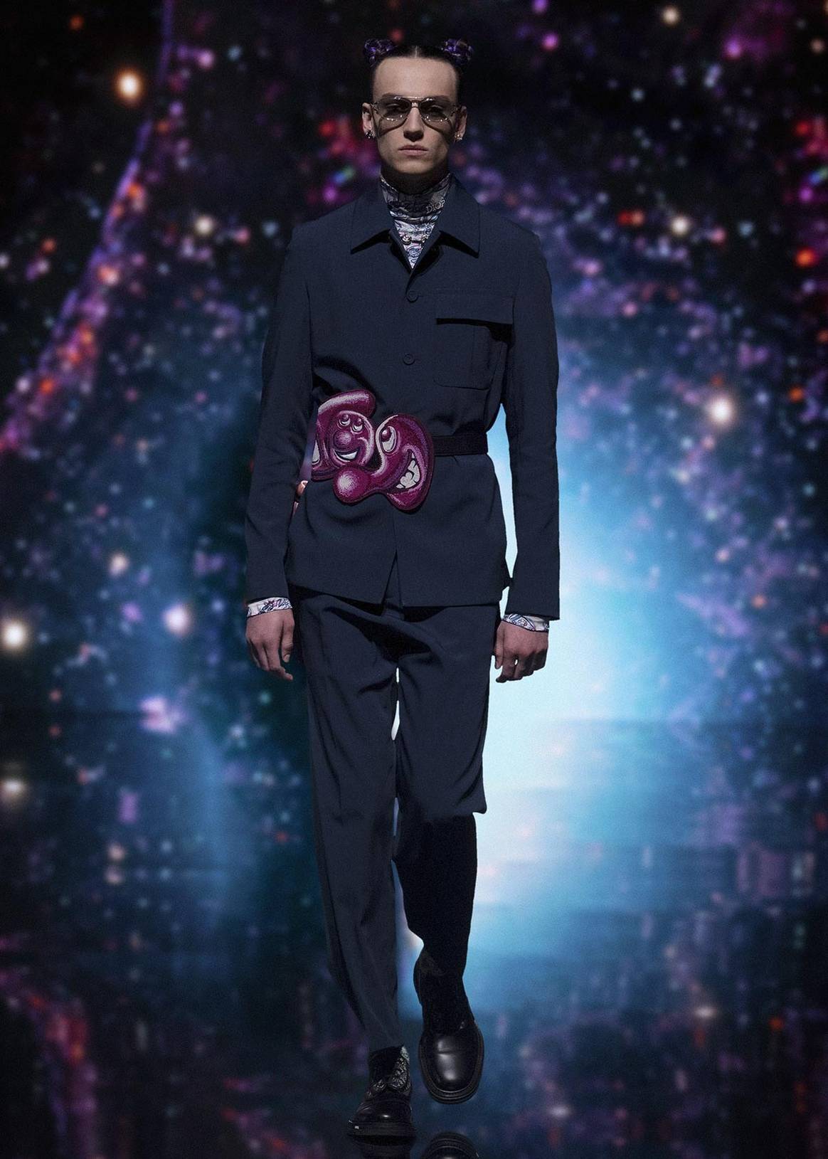 Dior ahonda en la frontera de lo virtual y de lo físico con una colección junto al artista Kenny Scharf