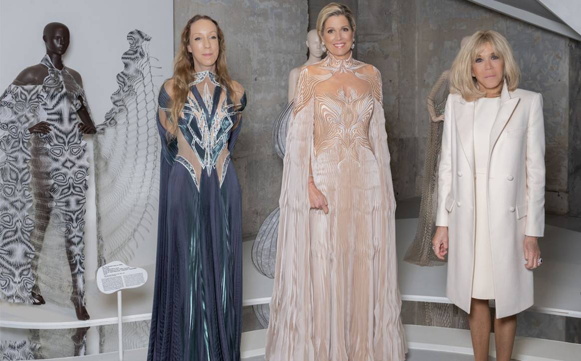 Iris van Herpen, la reine Maxima des Pays Bas, portant une de ses créations, et Brigitte Macron