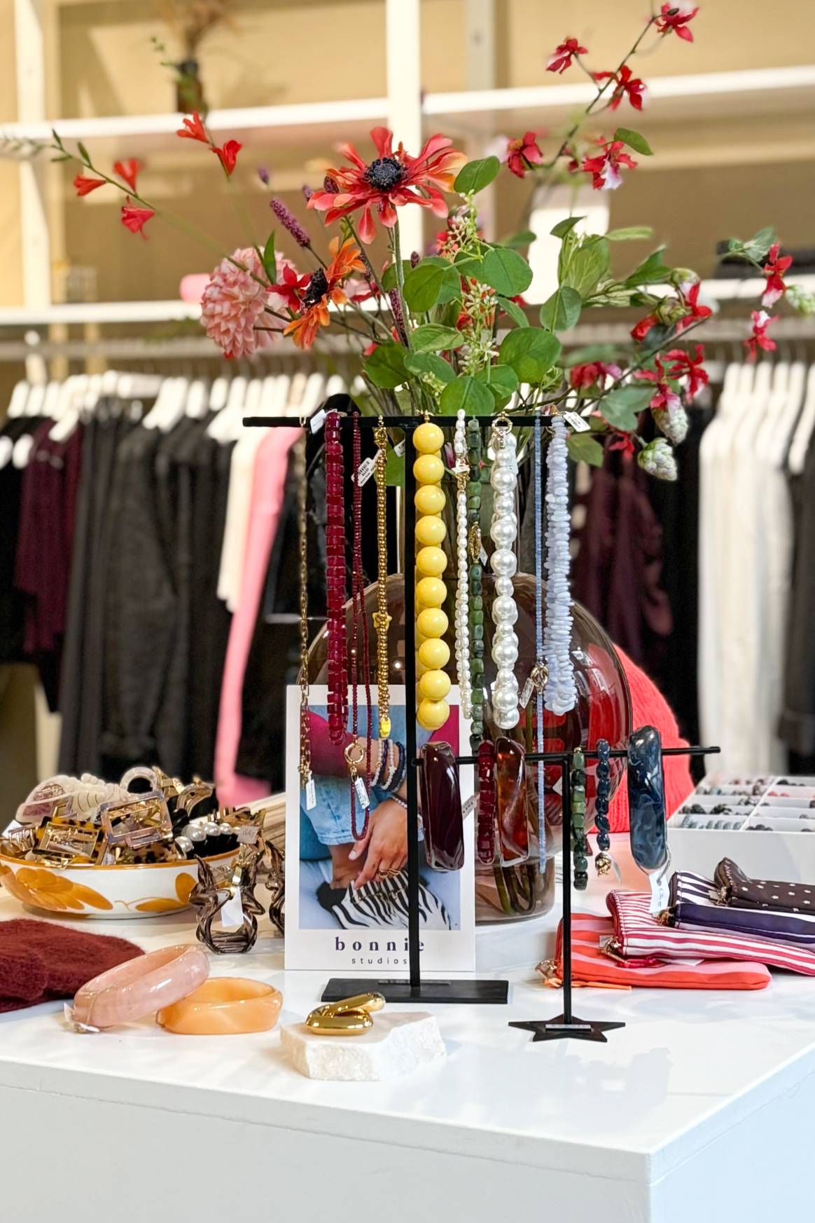 Bij Sassy vind je zorgvuldig geselecteerde items, van kleding tot sieraden en accessoires, gepresenteerd in een inspirerend interieur.