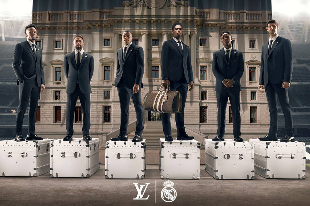 Jugadores del Real Madrid con la nueva indumentaria para el equipo diseñada por Louis Vuitton.