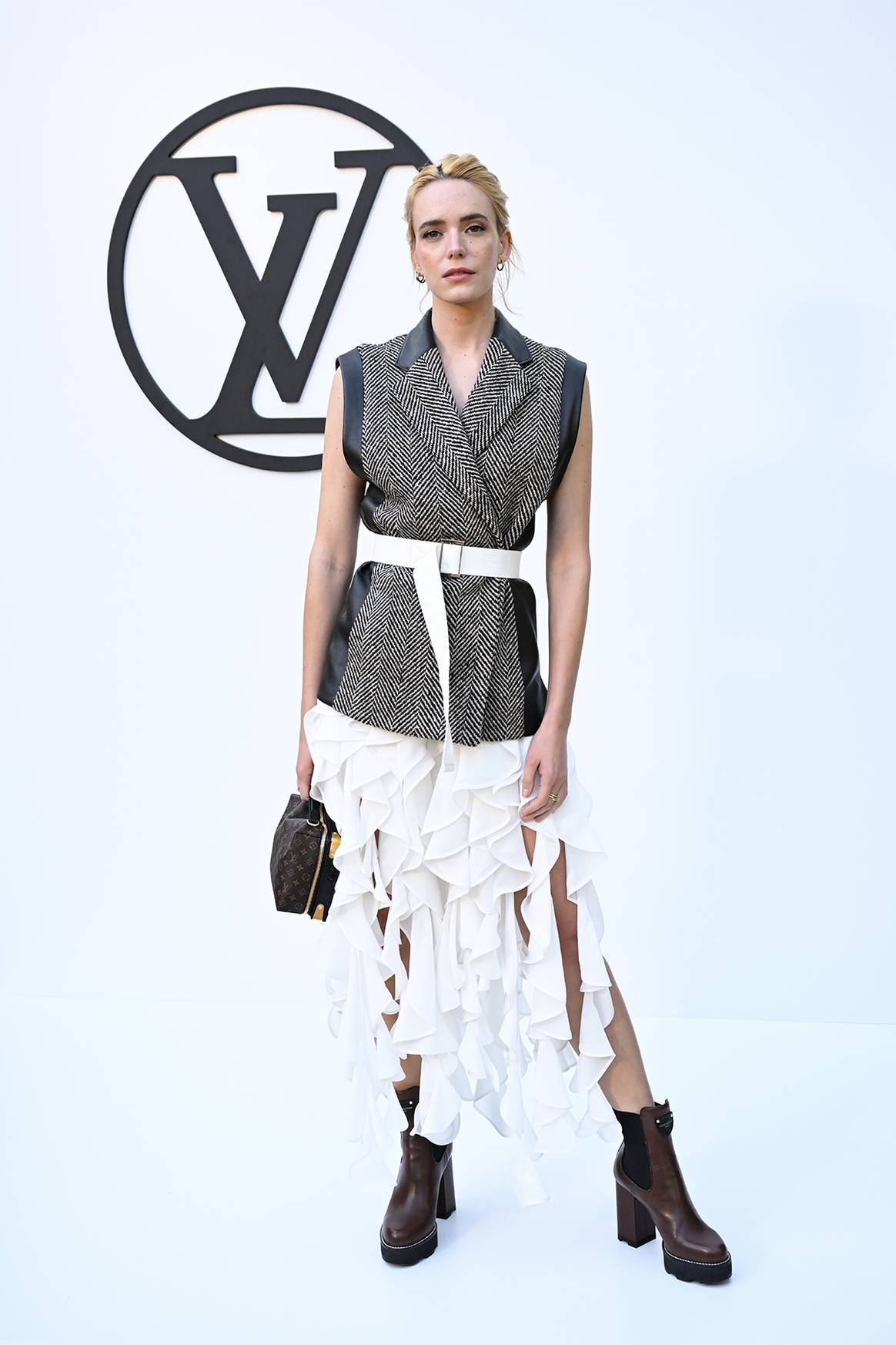 Stacy Martin, a su llegada al desfile de Louis Vuitton en Barcelona.