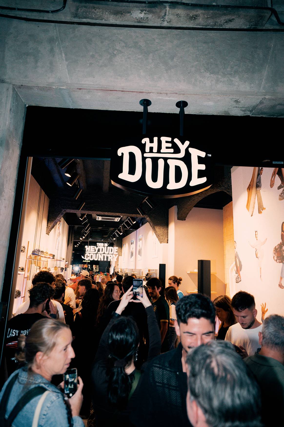 Inauguración de la tienda de HeyDude en el número 24 de la calle de la Canuda de Barcelona (España).