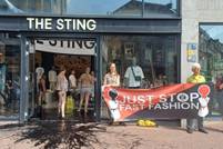 Extinction Rebellion wil einde van fast fashion, besmeurt winkel The Sting in Arnhem