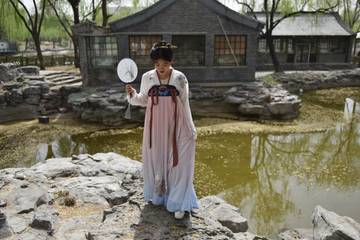 Back to the Hanfu-ture: Young Chinese revive ancient fashion