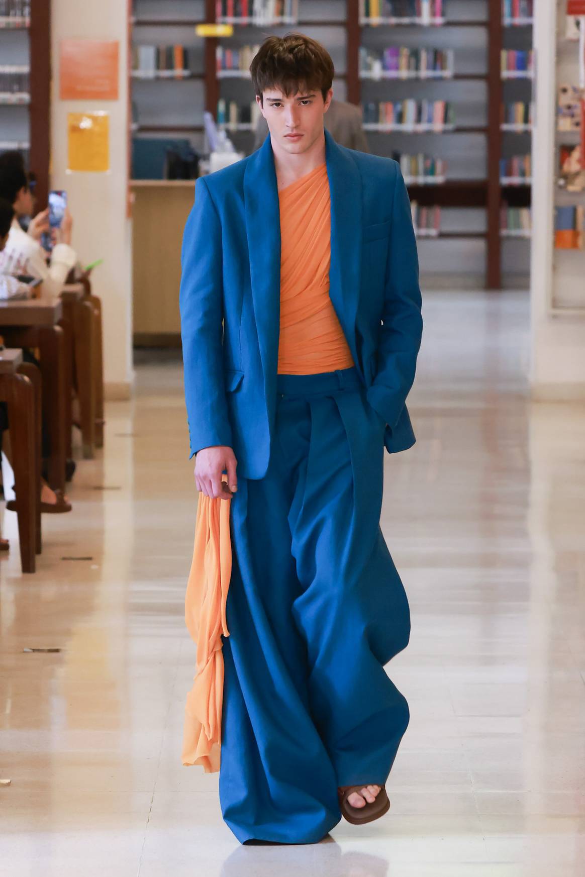 Pantalones anchos y colores vibrantes en João Pimenta