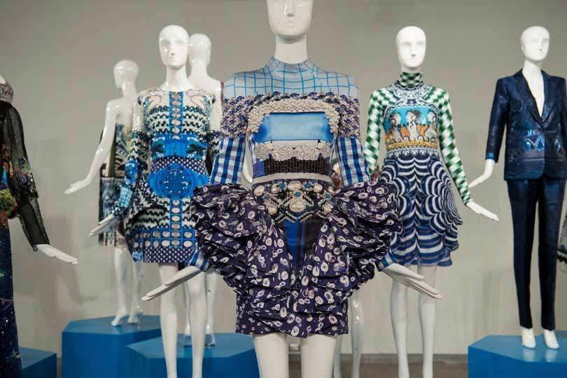 Kijken: Eerste solotentoonstelling Mary Katrantzou