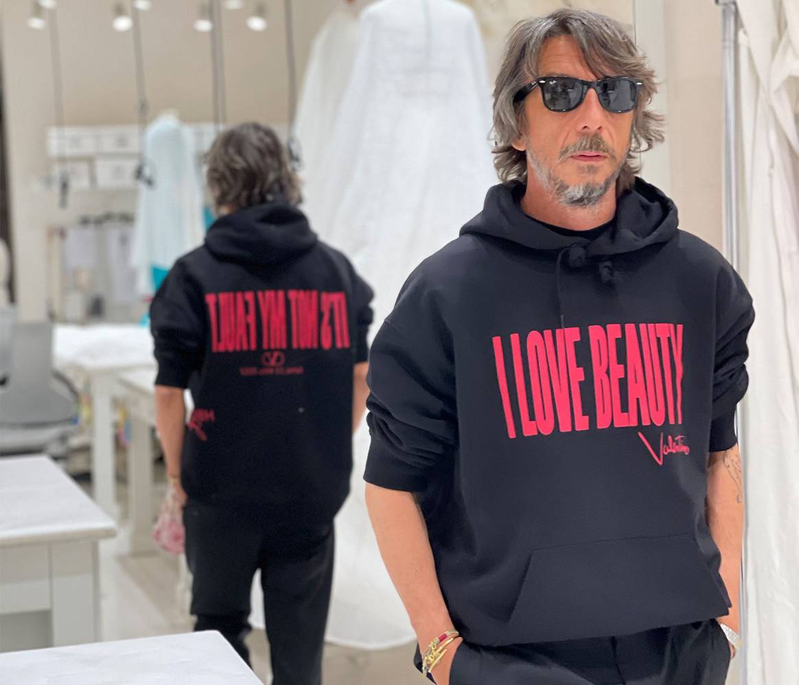 Photo Credits: Valentino, sudadera conmemorativa por el 90 aniversario del nacimiento del diseñador italiano.