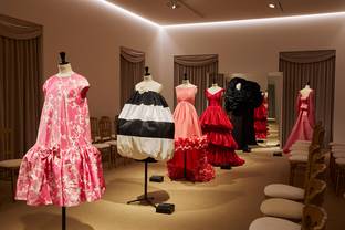 Abre sus puertas en Madrid la exposición sobre Balenciaga organizada por Disney+