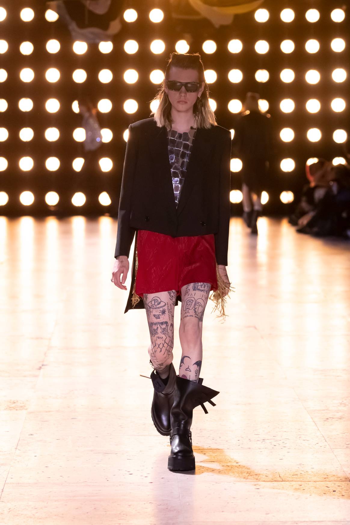 Seks, drugs, rock-'n-roll en tatoeages in "Ignorant Style" bij Celine Homme SS23. foto: Celine