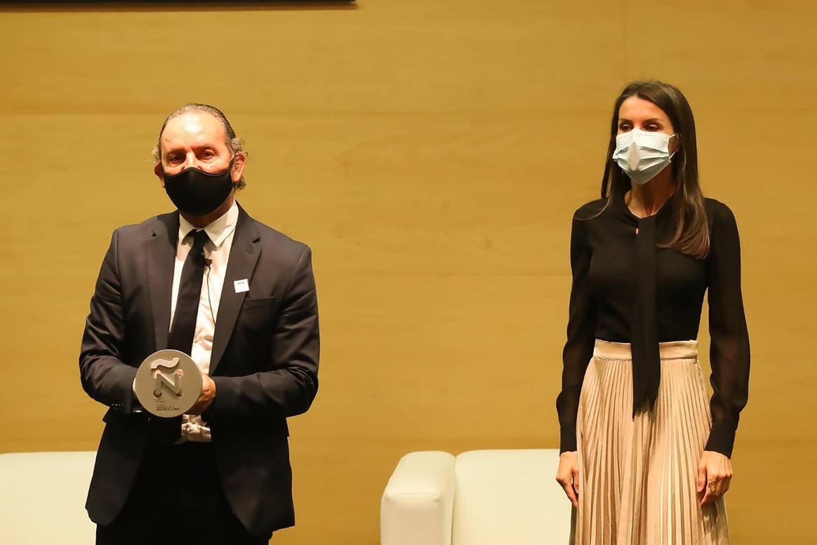 La Reina Letizia hace entrega de los VI Premios Nacionales de la Industria de la Moda