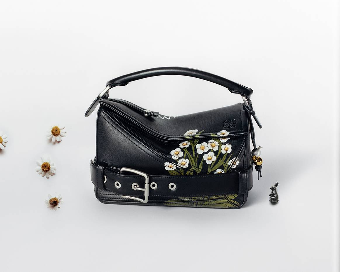 Modelo de la colección cápsula de aniversario “Puzzle 10” de Loewe por los 10 años del lanzamiento del bolso Puzzle.