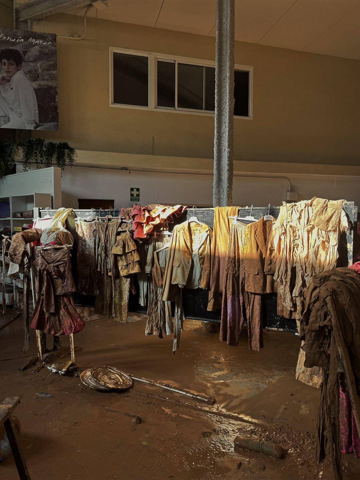 Interior del taller de costura de Hortensia Maeso, afectado por las inundaciones del 29 de octubre de 2024.