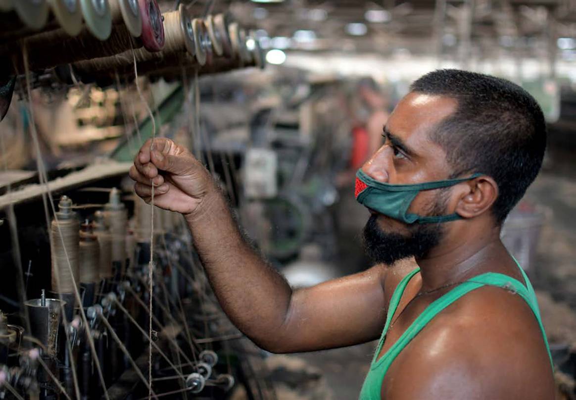Photo Credits: University of Aberdeen / Shutterstock - Trabajadores de la industria textil de Bangladesh, vía el informe “Impact of global clothing retailers’ unfair practices on Bangladeshi suppliers during Covid-19”.