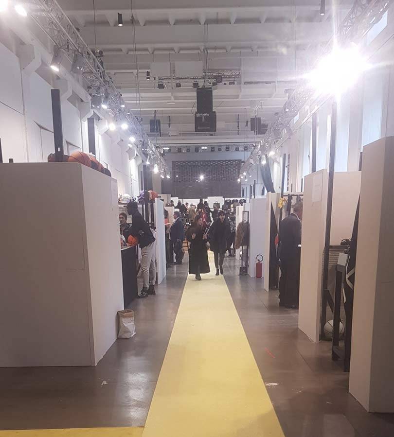 In foto: a spasso in via Tortona alla fiera White Milano