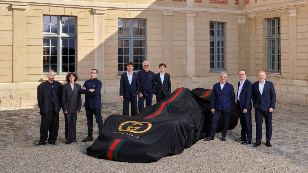 Foto di gruppo della dirigenza del gruppo Kering e di Alpine Formula One Team