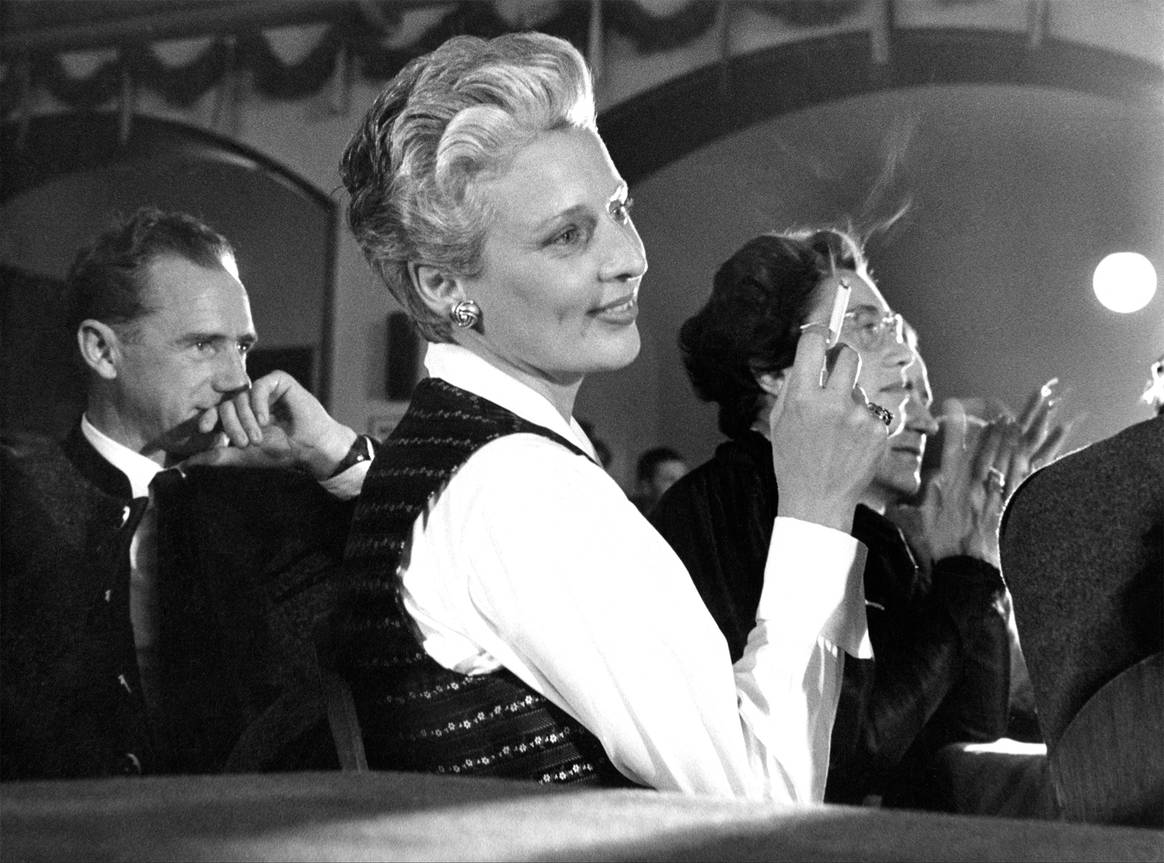 Maria Bogner bei ihrer ersten Modenschau im Münchner Hofbräuhaus (1948). Foto via Bogner
