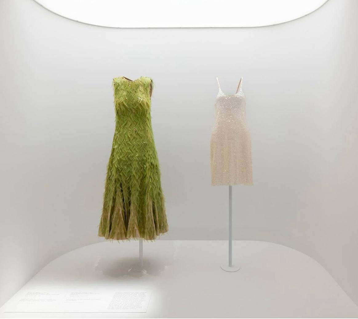 Vestido “Algae Sequin” de 2021 de Phillip Lim, confeccionado en colaboración con Charlotte McCurdy y de la compañía española Pyratex.