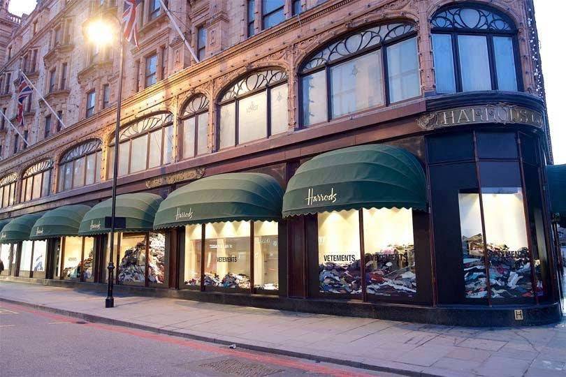 Kijken: Vetements maakt statement tegen overconsumptie in etalages Harrods