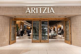Las ventas de Aritzia en Estados Unidos impulsan un segundo trimestre récord, desafiando los aranceles