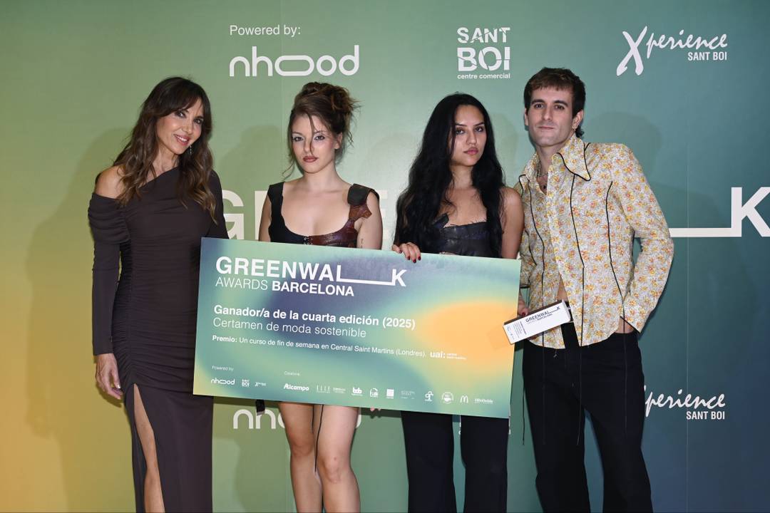 Ana Paula Figueroa acompañada por su modelo, la presentadora Paloma Lago y el diseñador Alejandro G. Palomo en los Greenwalk Awards.