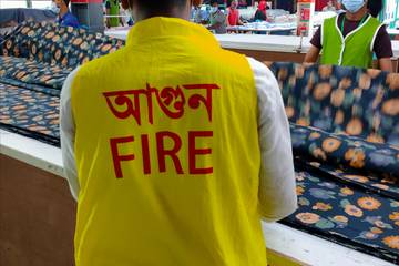 Altercados con la policía durante protestas del sector textil de Bangladés