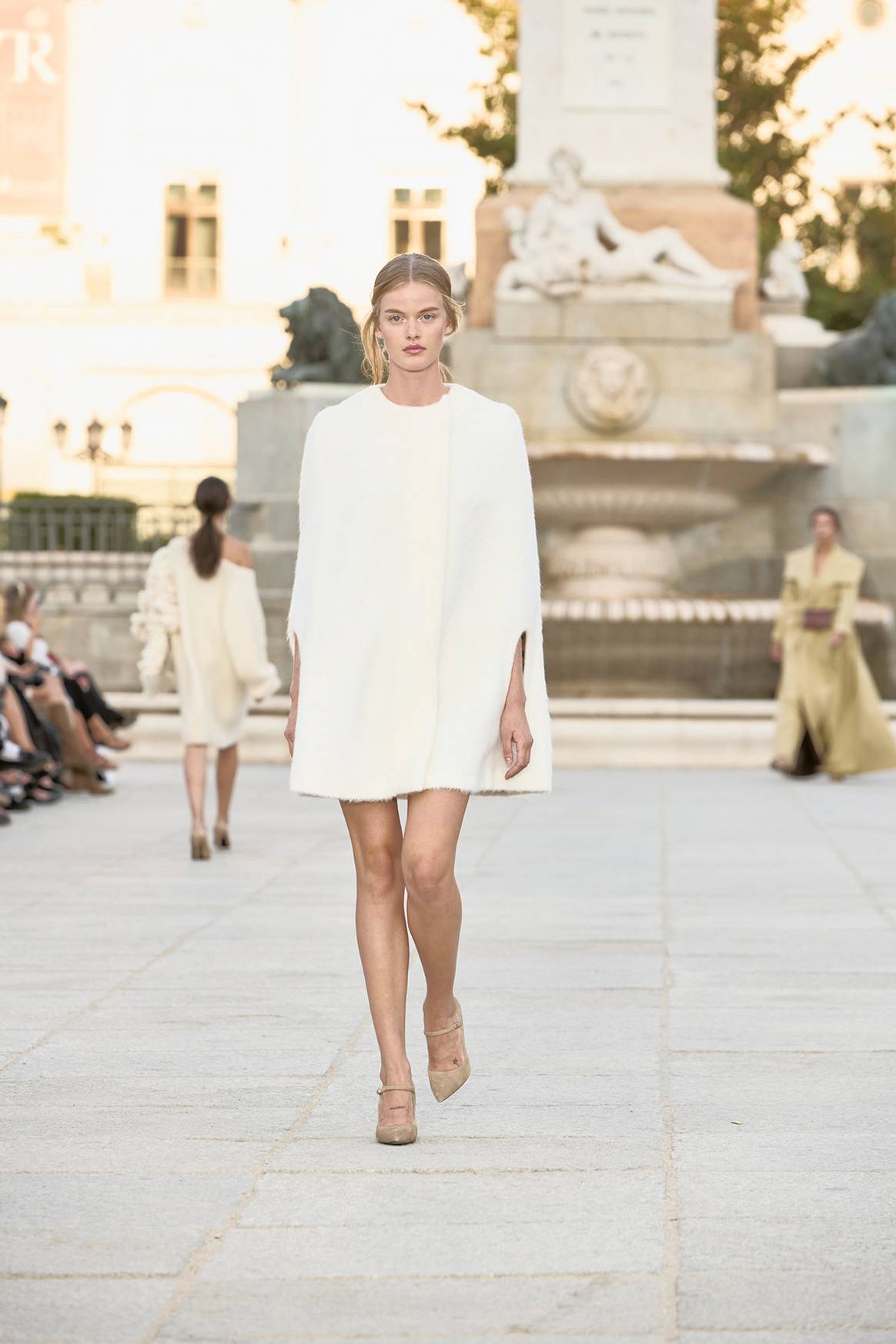 Diseño de Devota & Lomba. Desfile inaugural de Madrid es Moda en la plaza de Oriente de Madrid, el sábado 13 de septiembre de 2025.