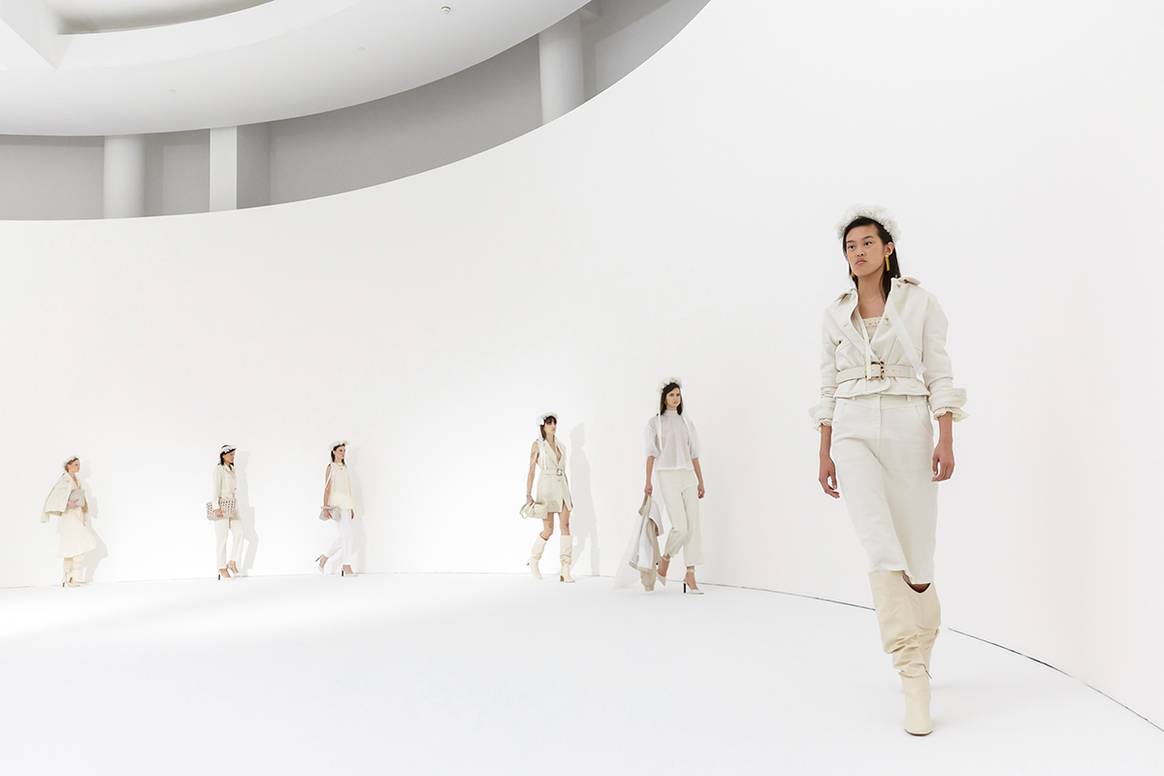Photo Credits: Simorra, colección “The meaning of paper” para la temporada Primavera/Verano de 2022 SS22.