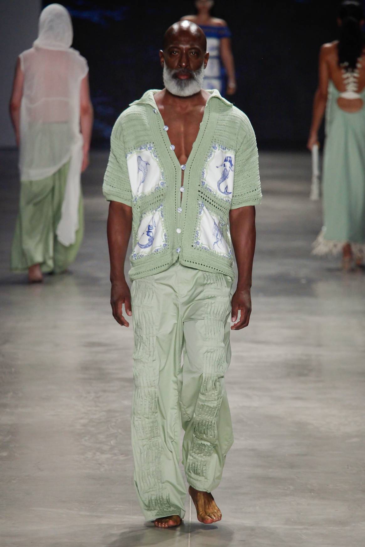 La camisa de crochet tiene aplicaciones de tela, mientras que el pantalón presenta un trabajo de pequeños pliegues a modo de nervaduras en Santa Resistência