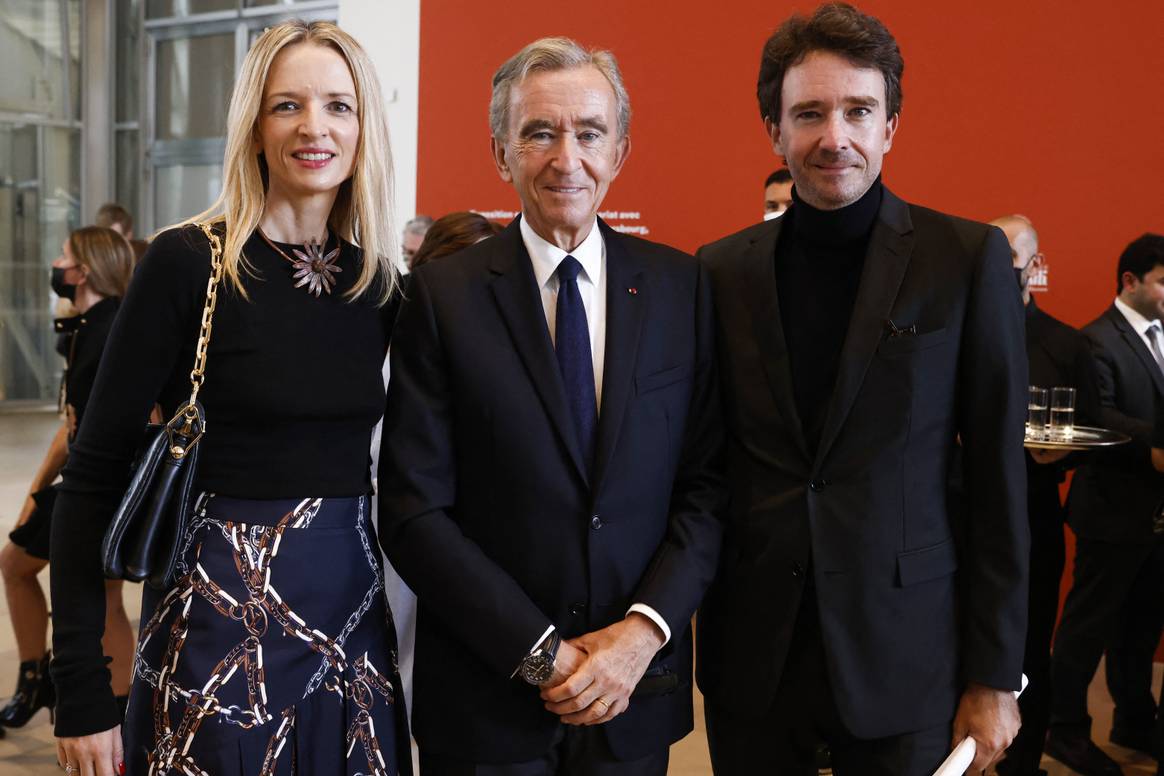 Bernard Arnault, président du groupe de luxe LVMH, sa fille Delphine Arnault, vice-présidente exécutive de Louis Vuitton, et son fils Antoine Arnault, directeur de la communication de LVMH, à la Fondation Louis Vuitton à Paris, en 2021. Crédit: YOAN VALAT / POOL / AFP.