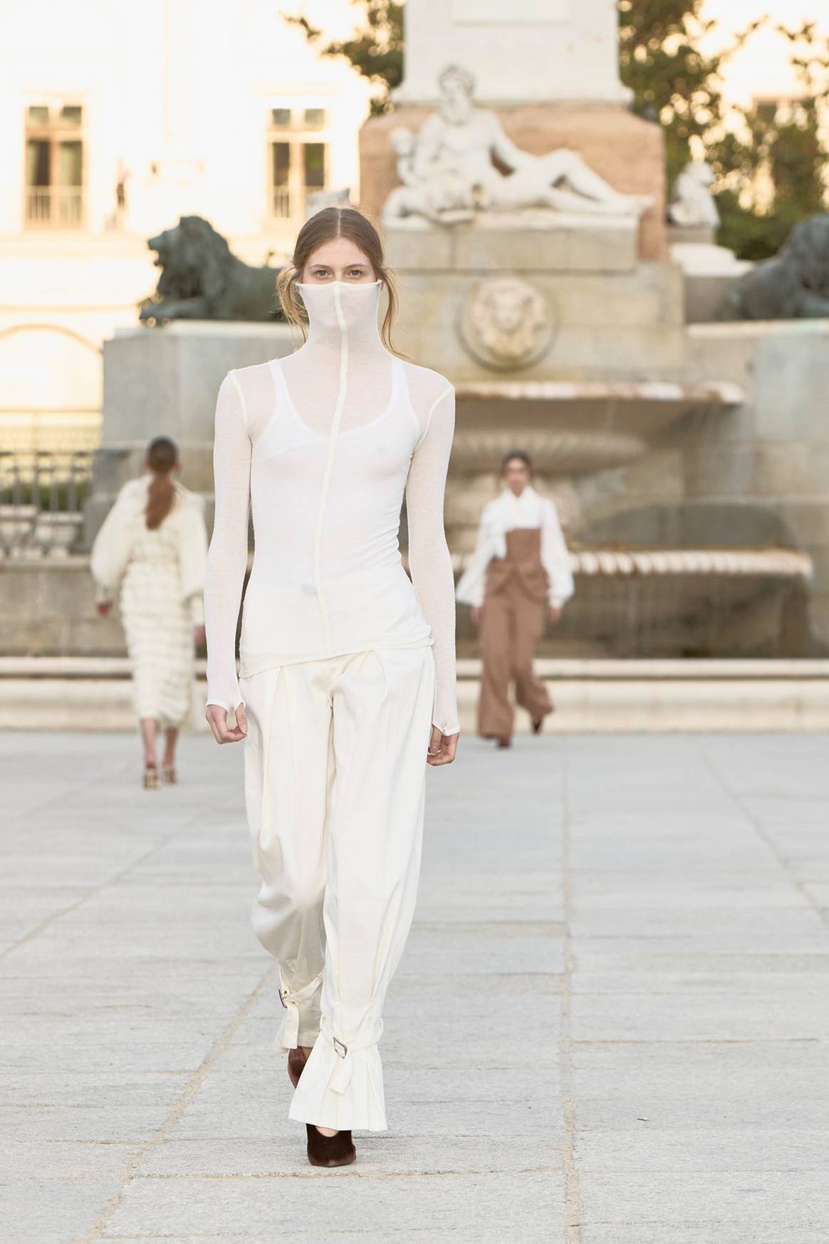 Diseño de ERAX. Desfile inaugural de Madrid es Moda en la plaza de Oriente de Madrid, el sábado 13 de septiembre de 2025.