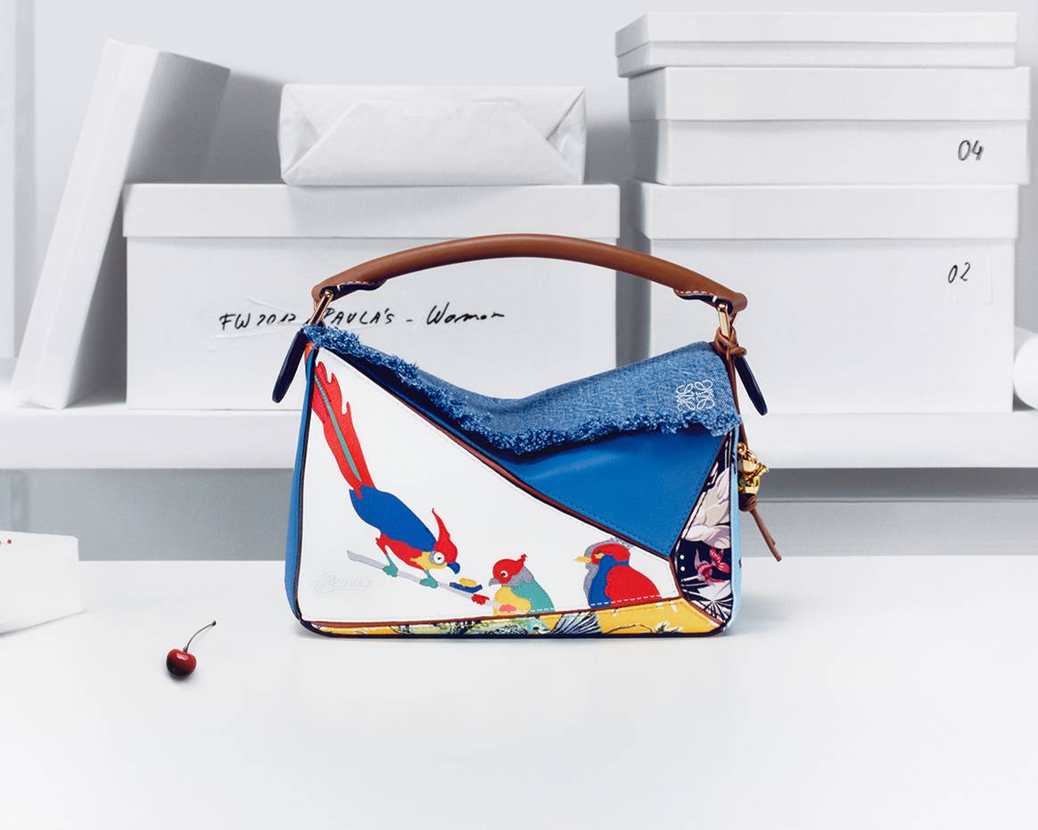 Modelo de la colección cápsula de aniversario “Puzzle 10” de Loewe por los 10 años del lanzamiento del bolso Puzzle.